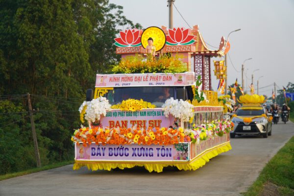 BTS GHPGVN huyện Ba Vì tổ chức lễ rước xe hoa Đức Phật đản sinh trên địa bàn huyện