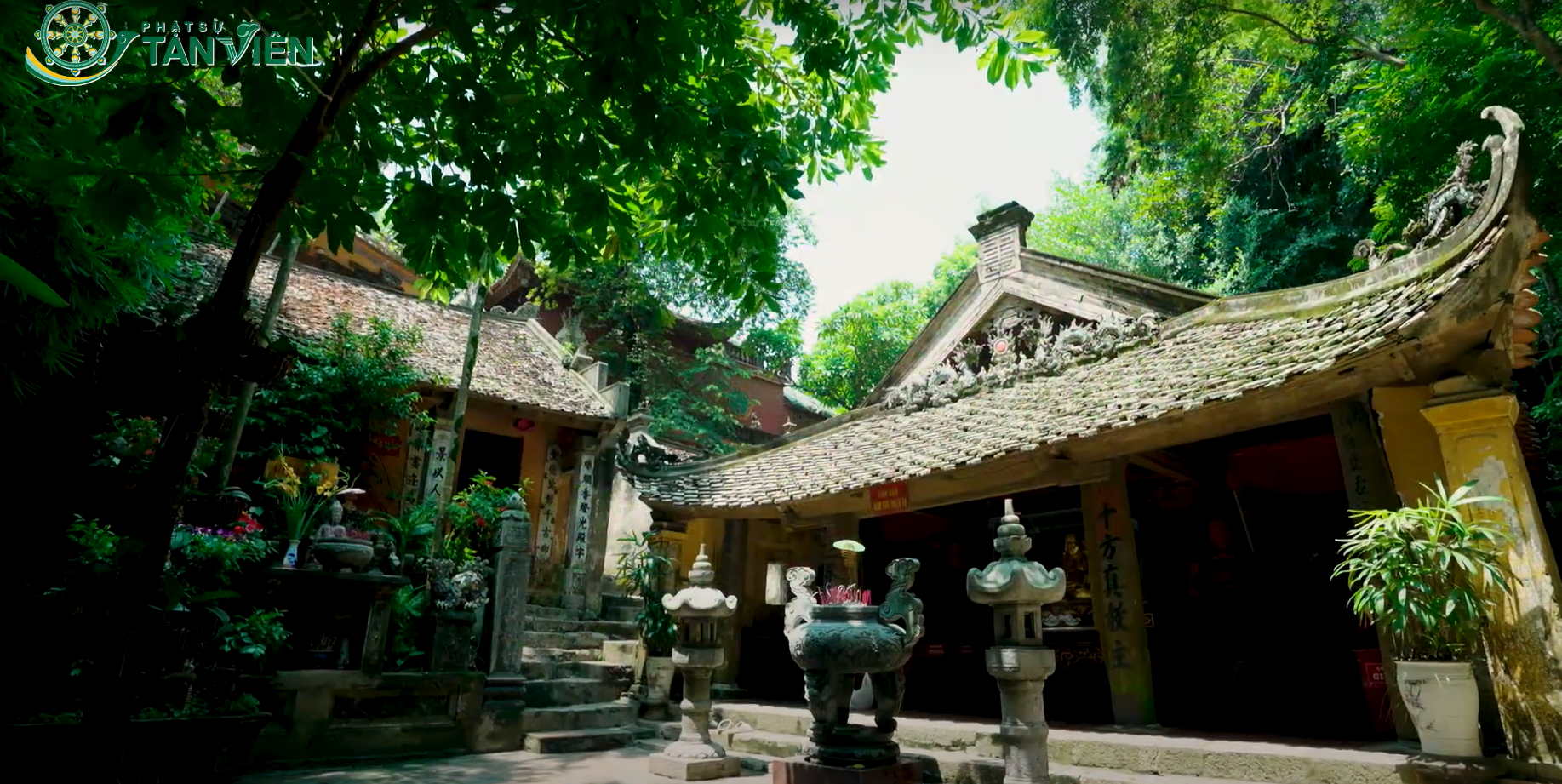chùa cao thuộc quần thể di tích chùa Thầy 