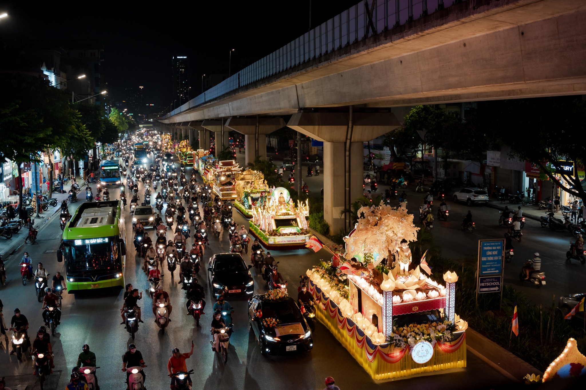 Diễu hành xe hoa kính mừng Đại lễ Phật