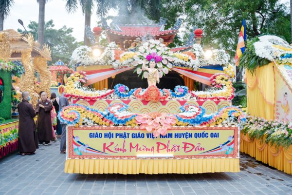 Diễu hành xe hoa kính mừng Đại lễ Phật