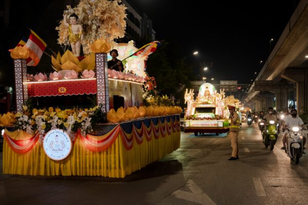 Diễu hành xe hoa kính mừng Đại lễ Phật