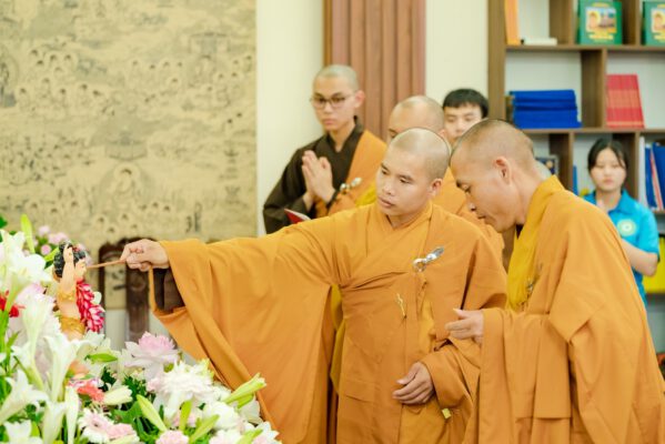 Lễ tắm Phật
