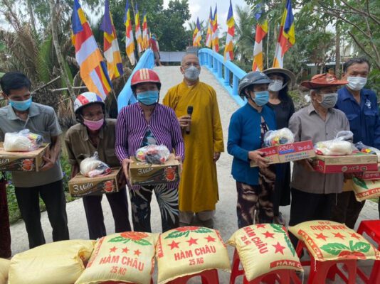 Ngày 23/6/2024 Sư cô Thích Nữ Trung Quang - Trụ trì chùa Chánh Thiên cùng quý Phật tử đã tổ chức trao tặng 100 phần quà cho bà con nghèo 