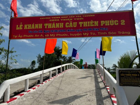 Ngày 23/6/2024 Sư cô Thích Nữ Trung Quang - Trụ trì chùa Chánh Thiên cùng quý Phật tử đã tổ chức trao tặng 100 phần quà cho bà con nghèo 