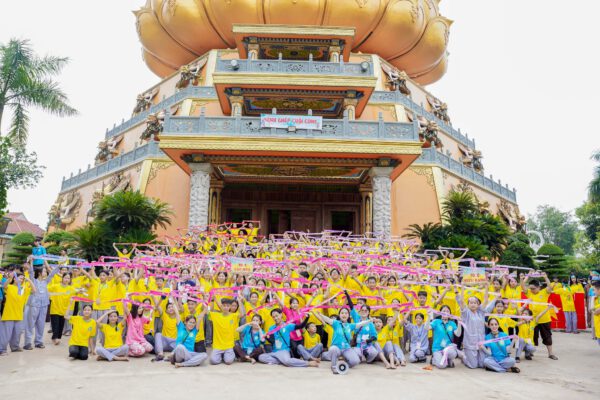 Sáng ngày 08/7/2024 bước vào ngày tu tập thứ hai của khóa tu mùa hè  năm 2024 tại chùa Khai Nguyên hơn 1.300 khóa sinh đã có một buổi tràn ngập