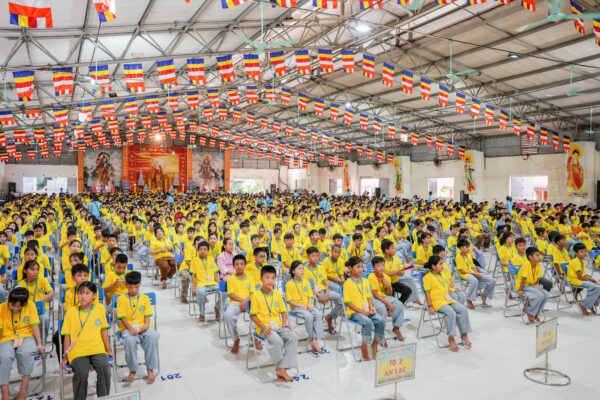 Sáng ngày 08/7/2024 bước vào ngày tu tập thứ hai của khóa tu mùa hè  năm 2024 tại chùa Khai Nguyên hơn 1.300 khóa sinh đã có một buổi tràn ngập