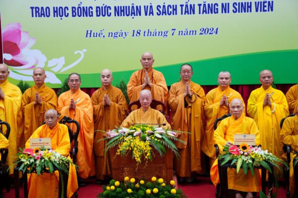 Chiều ngày 18/7 Đức Pháp chủ GHPGVN - Đại lão Hòa thượng Thích Trí Quảng đã quang lâm tổ đình Từ Đàm lễ Phật, lễ Tổ, thăm và trao học bổng