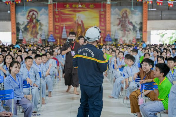 Sáng ngày 09/7/202 bước vào ngày tu tập thứ ba của khóa tu các bạn khóa sinh đã có những trải nghiệm rèn luyện Kỹ năng PCCC