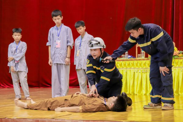 Sáng ngày 09/7/202 bước vào ngày tu tập thứ ba của khóa tu các bạn khóa sinh đã có những trải nghiệm rèn luyện Kỹ năng PCCC