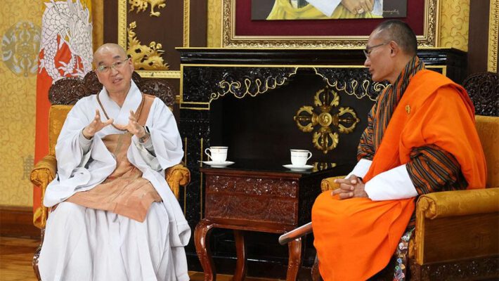 Đại Đức Pomnyun Sunim đã có mặt tại buổi tọa đàm với Thủ tướng Bhutan Tshering Tobgay về hướng phát triển bền vững quy mô lớn tại nước này.