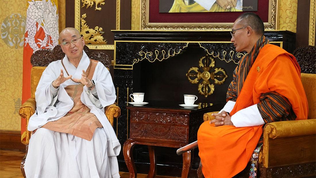 Đại Đức Pomnyun Sunim đã có mặt tại buổi tọa đàm với Thủ tướng Bhutan Tshering Tobgay về hướng phát triển bền vững quy mô lớn tại nước này.