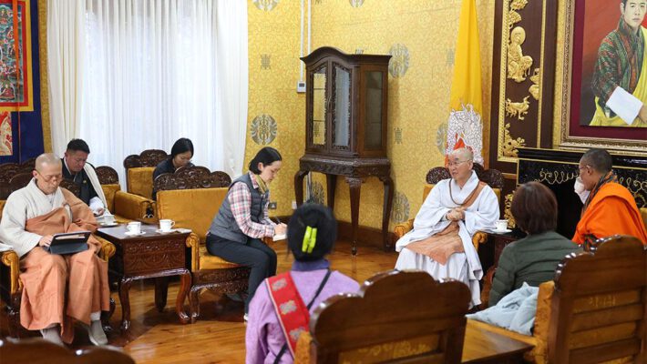 Đại Đức Pomnyun Sunim đã có mặt tại buổi tọa đàm với Thủ tướng Bhutan Tshering Tobgay về hướng phát triển bền vững quy mô lớn tại nước này.