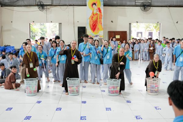 Chiều ngày 09/07 các em khóa sinh Khóa tu mùa hè 2024 tại chùa Khai Nguyên có thêm một trải nghiệm mới trong chương trình “Rung chuông chùa”