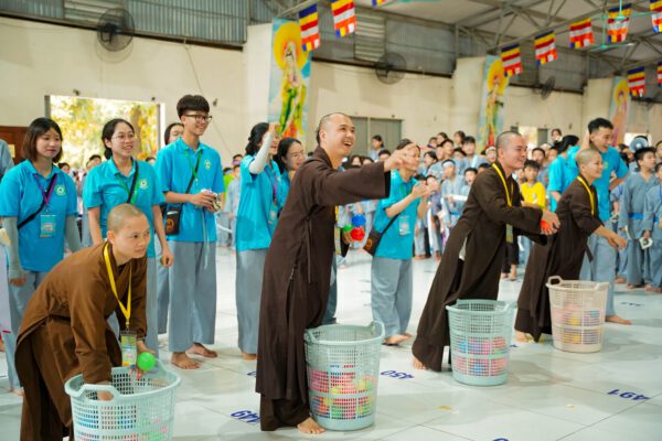 Chiều ngày 09/07 các em khóa sinh Khóa tu mùa hè 2024 tại chùa Khai Nguyên có thêm một trải nghiệm mới trong chương trình “Rung chuông chùa”