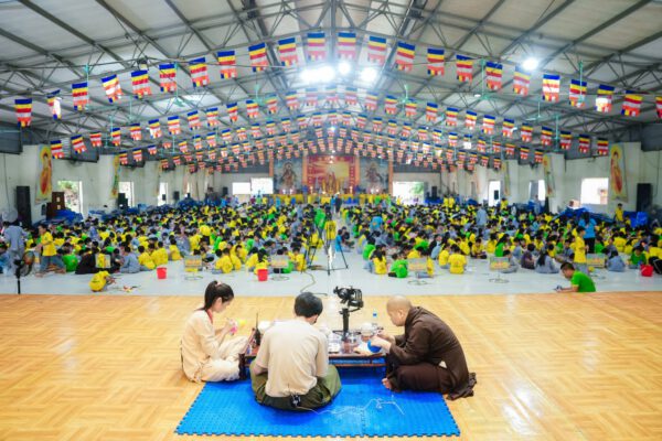 Ngày thứ 4 tu tập, chiều ngày 10/7/2024 các em học sinh đã được trải nghiệm chương trình sáng tạo nghệ thuật “Vẽ màu ước mơ”. 