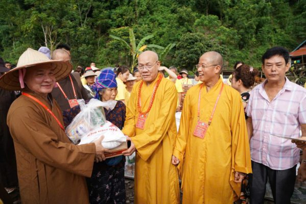 Trước tình hình lũ quét, sạt lở do cơn bão số 2, Ban TTXH TƯ GHPGVN đã trở về xã Mường Pồn, Điện Biên để trao 750 phần quà đến bà con.