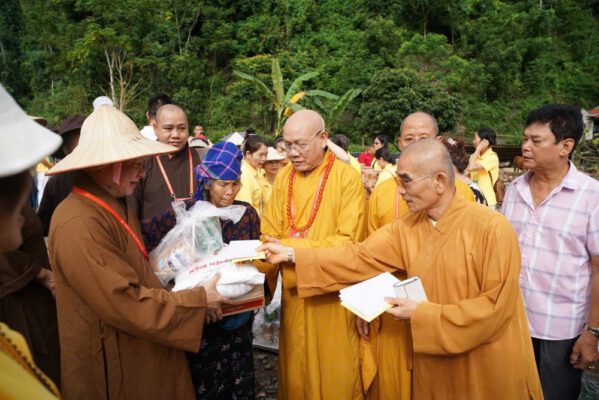 Trước tình hình lũ quét, sạt lở do cơn bão số 2, Ban TTXH TƯ GHPGVN đã trở về xã Mường Pồn, Điện Biên để trao 750 phần quà đến bà con.