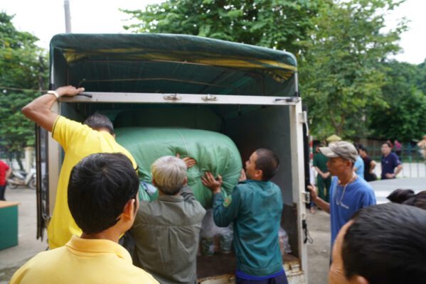 Trước tình hình lũ quét, sạt lở do cơn bão số 2, Ban TTXH TƯ GHPGVN đã trở về xã Mường Pồn, Điện Biên để trao 750 phần quà đến bà con.