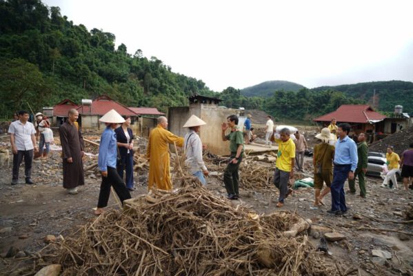 Trước tình hình lũ quét, sạt lở do cơn bão số 2, Ban TTXH TƯ GHPGVN đã trở về xã Mường Pồn, Điện Biên để trao 750 phần quà đến bà con.