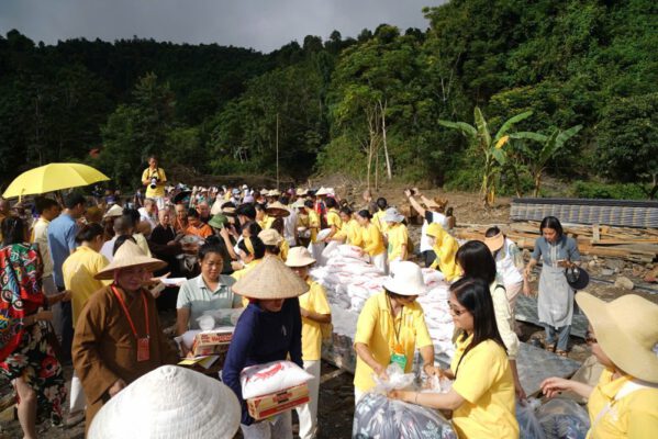 Trước tình hình lũ quét, sạt lở do cơn bão số 2, Ban TTXH TƯ GHPGVN đã trở về xã Mường Pồn, Điện Biên để trao 750 phần quà đến bà con.