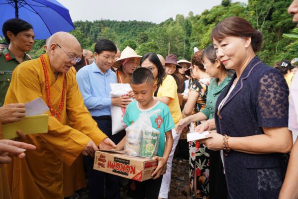 Trước tình hình lũ quét, sạt lở do cơn bão số 2, Ban TTXH TƯ GHPGVN đã trở về xã Mường Pồn, Điện Biên để trao 750 phần quà đến bà con.