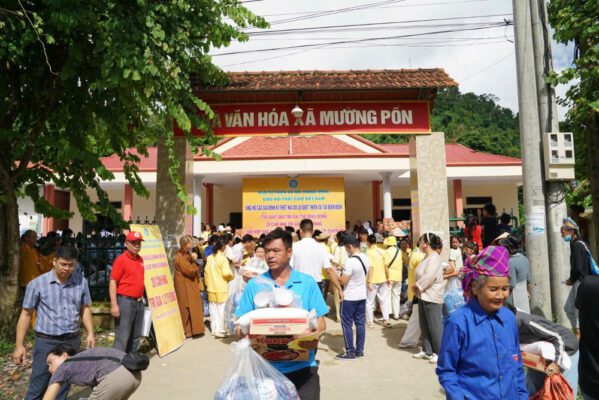 Trước tình hình lũ quét, sạt lở do cơn bão số 2, Ban TTXH TƯ GHPGVN đã trở về xã Mường Pồn, Điện Biên để trao 750 phần quà đến bà con.