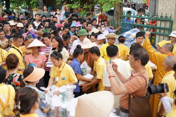 Trước tình hình lũ quét, sạt lở do cơn bão số 2, Ban TTXH TƯ GHPGVN đã trở về xã Mường Pồn, Điện Biên để trao 750 phần quà đến bà con.