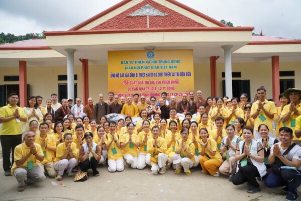 Trước tình hình lũ quét, sạt lở do cơn bão số 2, Ban TTXH TƯ GHPGVN đã trở về xã Mường Pồn, Điện Biên để trao 750 phần quà đến bà con.