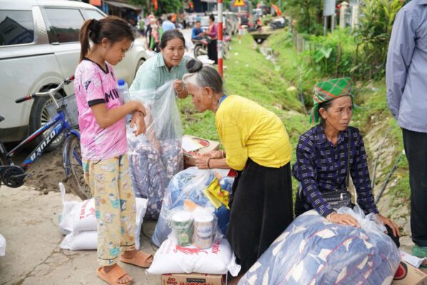 Trước tình hình lũ quét, sạt lở do cơn bão số 2, Ban TTXH TƯ GHPGVN đã trở về xã Mường Pồn, Điện Biên để trao 750 phần quà đến bà con.