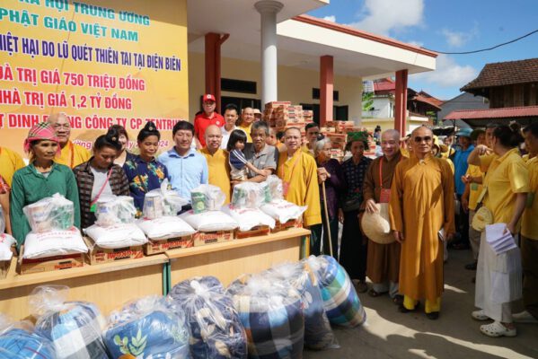 Trước tình hình lũ quét, sạt lở do cơn bão số 2, Ban TTXH TƯ GHPGVN đã trở về xã Mường Pồn, Điện Biên để trao 750 phần quà đến bà con.