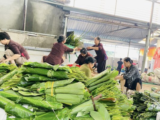 Chư Tôn Đức Tăng Ni, Phật tử Đạo tràng TTHHVN, chùa Quất Lâm phối hợp với lãnh đạo, chiến sĩ kho K312 chuẩn bị lương thực, nhu yếu phẩm cấp