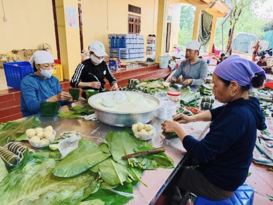 Chư Tôn Đức Tăng Ni, Phật tử Đạo tràng TTHHVN, chùa Quất Lâm phối hợp với lãnh đạo, chiến sĩ kho K312 chuẩn bị lương thực, nhu yếu phẩm cấp