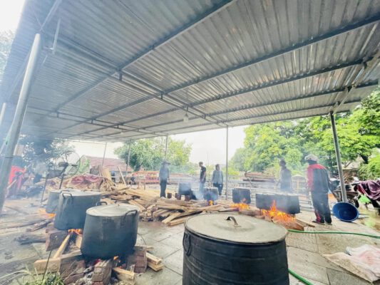 Chư Tôn Đức Tăng Ni, Phật tử Đạo tràng TTHHVN, chùa Quất Lâm phối hợp với lãnh đạo, chiến sĩ kho K312 chuẩn bị lương thực, nhu yếu phẩm cấp