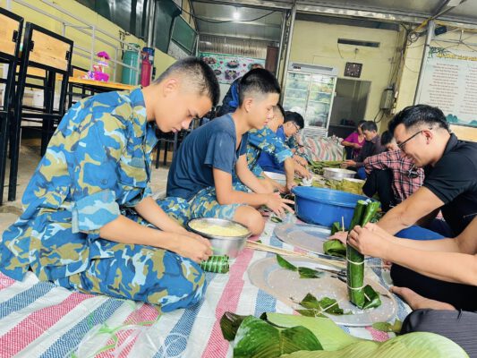 Chư Tôn Đức Tăng Ni, Phật tử Đạo tràng TTHHVN, chùa Quất Lâm phối hợp với lãnh đạo, chiến sĩ kho K312 chuẩn bị lương thực, nhu yếu phẩm cấp