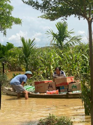 Chùa Khai Nguyên chư Tăng, Ni và Phật tử đã thực hiện chuyến từ thiện tới các tỉnh thành Phía Bắc bị ảnh hưởng nặng nề bởi tình trạng mưa bão