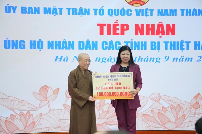 Tăng Ni, Phật tử chung tay chia sẻ khó khăn với nhân dân vùng lũ, ảnh hưởng bão số 3, có sự hiện diện của bà Nguyễn Lan Hương