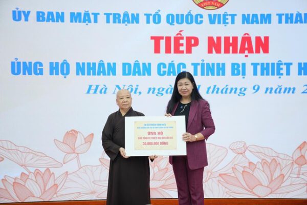 Tăng Ni, Phật tử chung tay chia sẻ khó khăn với nhân dân vùng lũ, ảnh hưởng bão số 3, có sự hiện diện của bà Nguyễn Lan Hương