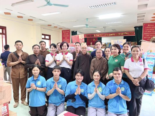 Chùa Khai Nguyên chư Tăng, Ni và Phật tử đã thực hiện chuyến từ thiện tới các tỉnh thành Phía Bắc bị ảnh hưởng nặng nề bởi tình trạng mưa bão