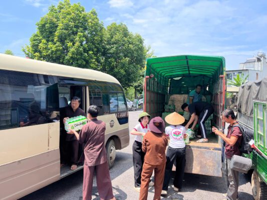 Chùa Khai Nguyên chư Tăng, Ni và Phật tử đã thực hiện chuyến từ thiện tới các tỉnh thành Phía Bắc bị ảnh hưởng nặng nề bởi tình trạng mưa bão