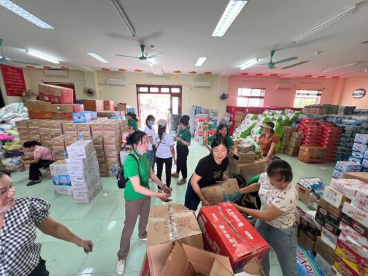 Chùa Khai Nguyên chư Tăng, Ni và Phật tử đã thực hiện chuyến từ thiện tới các tỉnh thành Phía Bắc bị ảnh hưởng nặng nề bởi tình trạng mưa bão