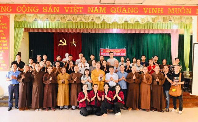 Đoàn cứu trợ Tổ đình chùa Thanh Hà đã tổ chức chuyến thăm hỏi, động viên và trao 200 suất quà đến bà con vùng lũ lụt tại Hà Giang