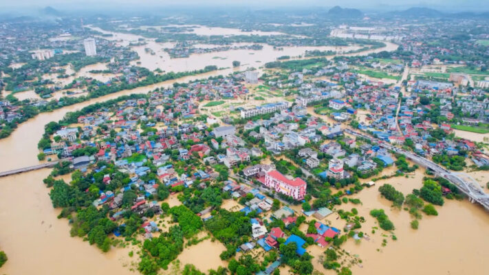 Mưa lũ khiến một góc phường Trưng Vương, thành phố Thái Nguyên chìm trong biển nước sáng 9/9. Ảnh: VnExpress