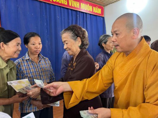 Thượng tọa Thích Thanh Phong - Trưởng ban Kinh tế Tài chính TƯ đã đến thăm, tặng quà người dân bị ảnh hưởng do bão lũ tại Thái Nguyên