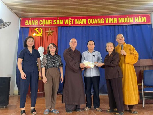 Thượng tọa Thích Thanh Phong - Trưởng ban Kinh tế Tài chính TƯ đã đến thăm, tặng quà người dân bị ảnh hưởng do bão lũ tại Thái Nguyên