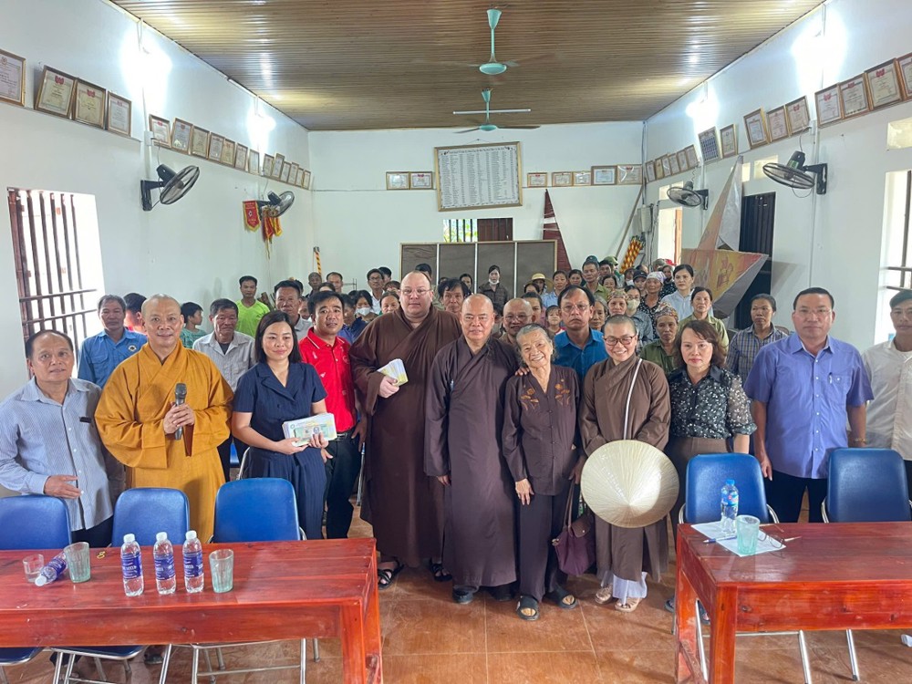 Thượng tọa Thích Thanh Phong - Trưởng ban Kinh tế Tài chính TƯ đã đến thăm, tặng quà người dân bị ảnh hưởng do bão lũ tại Thái Nguyên