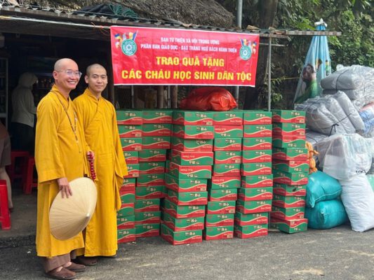 Phân ban Giáo dục đã đến trường Mầm non tại Sơn La, Mộc Châu trao quà cho 34 cán bộ giáo viên và các cháu học sinh bị ảnh hưởng bởi cơn lũ vừa