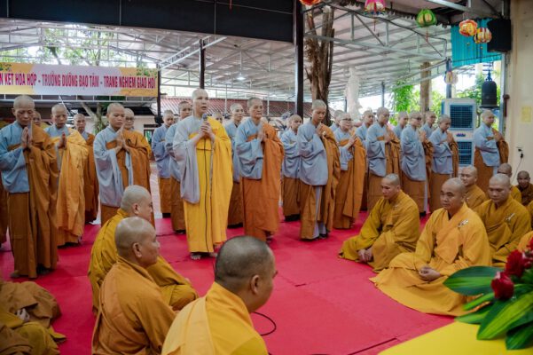 Tại Hạ trường Chùa Cam Lộ (tp. Lào Cai) đã diễn ra Lễ Tác pháp Tự tứ theo truyền thống Bắc tông, kết thúc ba tháng mùa An cư kiết hạ