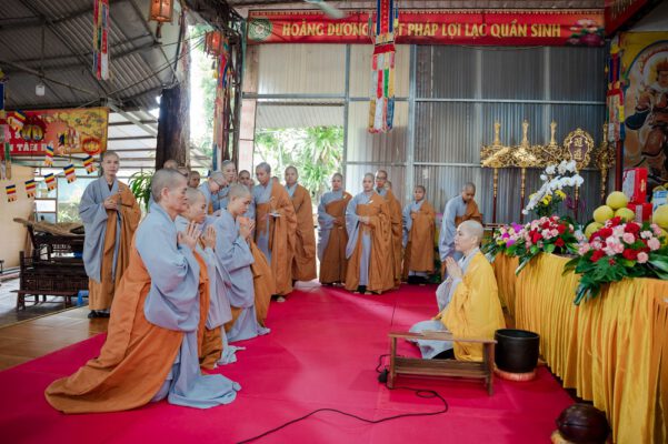 Tại Hạ trường Chùa Cam Lộ (tp. Lào Cai) đã diễn ra Lễ Tác pháp Tự tứ theo truyền thống Bắc tông, kết thúc ba tháng mùa An cư kiết hạ