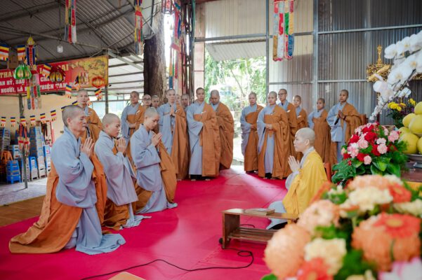 Tại Hạ trường Chùa Cam Lộ (tp. Lào Cai) đã diễn ra Lễ Tác pháp Tự tứ theo truyền thống Bắc tông, kết thúc ba tháng mùa An cư kiết hạ