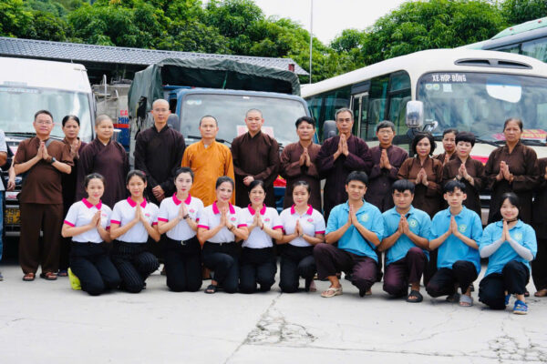 Chùa Khai Nguyên chư Tăng, Ni và Phật tử đã thực hiện chuyến từ thiện tới các tỉnh thành Phía Bắc bị ảnh hưởng nặng nề bởi tình trạng mưa bão